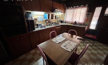 Venta Casa para dos familias con patio y cochera en Banfield