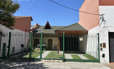 Venta Casa para dos familias con patio y cochera en Banfield