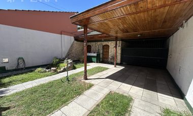 Venta Casa para dos familias con patio y cochera en Banfield