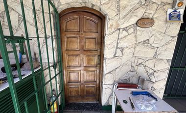 Venta Casa para dos familias con patio y cochera en Banfield