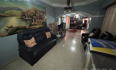 Venta Casa para dos familias con patio y cochera en Banfield