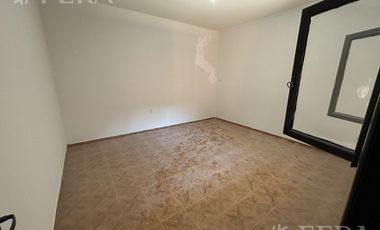 Venta Casa para dos familias con patio y cochera en Banfield