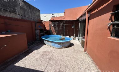 Venta Casa para dos familias con patio y cochera en Banfield