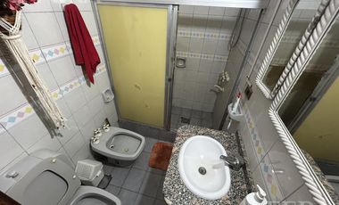 Venta Casa para dos familias con patio y cochera en Banfield