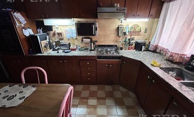 Venta Casa para dos familias con patio y cochera en Banfield