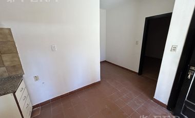 Venta Casa para dos familias con patio y cochera en Banfield