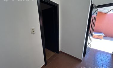 Venta Casa para dos familias con patio y cochera en Banfield