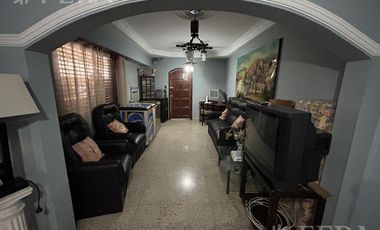 Venta Casa para dos familias con patio y cochera en Banfield