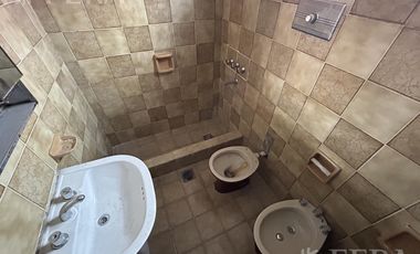 Venta Casa para dos familias con patio y cochera en Banfield