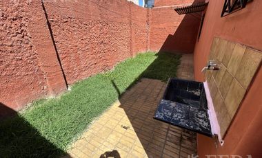Venta Casa para dos familias con patio y cochera en Banfield