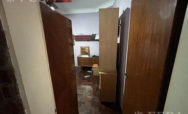 Venta Casa para dos familias con patio y cochera en Banfield