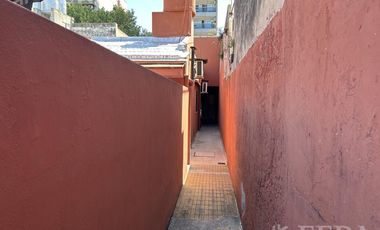 Venta Casa para dos familias con patio y cochera en Banfield