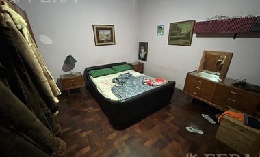 Venta Casa para dos familias con patio y cochera en Banfield