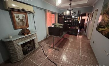 Venta Casa para dos familias con patio y cochera en Banfield