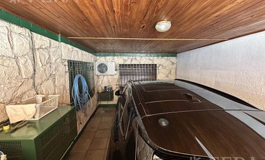 Venta Casa para dos familias con patio y cochera en Banfield
