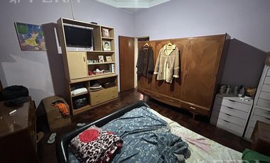 Venta Casa para dos familias con patio y cochera en Banfield