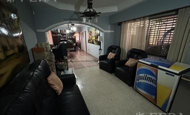 Venta Casa para dos familias con patio y cochera en Banfield