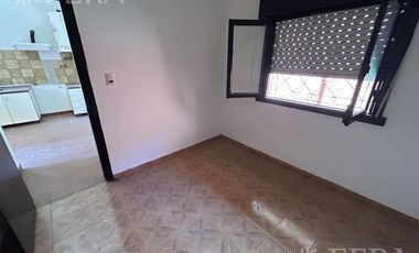 Venta Casa para dos familias con patio y cochera en Banfield