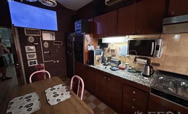 Venta Casa para dos familias con patio y cochera en Banfield