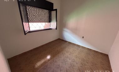 Venta Casa para dos familias con patio y cochera en Banfield
