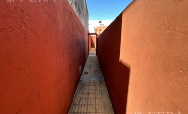 Venta Casa para dos familias con patio y cochera en Banfield