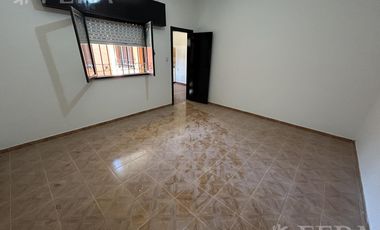 Venta Casa para dos familias con patio y cochera en Banfield