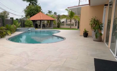 SE VENDE CASA EN VILLA LUCRE URB. ALTOS DE SAN RAFAEL CON PISCINA