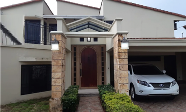 SE VENDE CASA ALTOS DE BETANIA DE 400M CON 3 HABITACION DE 2 NIVELES