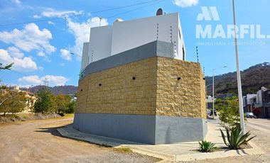Venta de increíble Residen de 4 Recámaras y alberca en Ciudad Guzmán