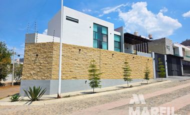 Venta de increíble Residen de 4 Recámaras y alberca en Ciudad Guzmán