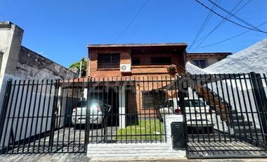 VENTA CASA MULTIFAMILIAR CON ENTRADAS INDEPENDIENTES, PATIO / PARQUE - VILLA ADELINA