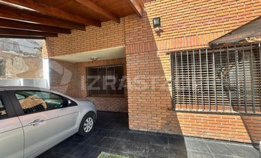 VENTA CASA MULTIFAMILIAR CON ENTRADAS INDEPENDIENTES, PATIO / PARQUE - VILLA ADELINA