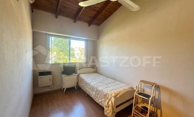 VENTA CASA MULTIFAMILIAR CON ENTRADAS INDEPENDIENTES, PATIO / PARQUE - VILLA ADELINA