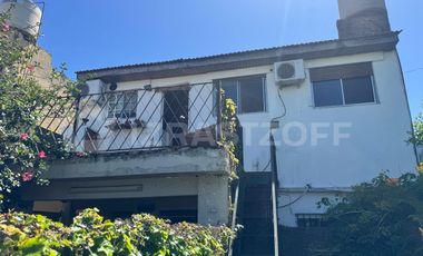 VENTA CASA MULTIFAMILIAR CON ENTRADAS INDEPENDIENTES, PATIO / PARQUE - VILLA ADELINA