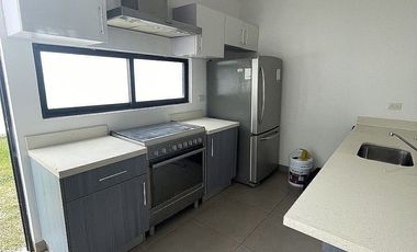 CASA EN RENTA SEMI AMUEBLADA CON PISCINA CERCA DE GRAN SANTA FE NORTE