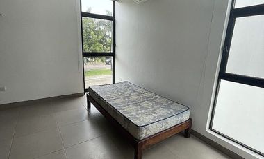 CASA EN RENTA SEMI AMUEBLADA CON PISCINA CERCA DE GRAN SANTA FE NORTE