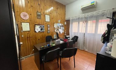 Venta Oficinas (160M²) en Ramos Mejía - Céntrico -  Excelente  Estado
