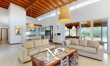 Casa en venta en Costa Esmeralda con fondo libre arbolado
