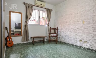 Casa 4 ambientes con parque en venta en Villa Adelina