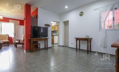 Casa 4 ambientes con parque en venta en Villa Adelina