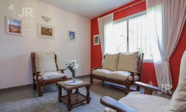Casa 4 ambientes con parque en venta en Villa Adelina