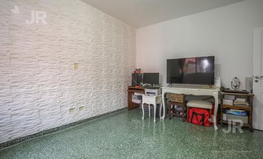 Casa 4 ambientes con parque en venta en Villa Adelina