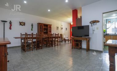 Casa 4 ambientes con parque en venta en Villa Adelina