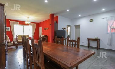 Casa 4 ambientes con parque en venta en Villa Adelina