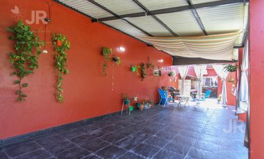 Casa 4 ambientes con parque en venta en Villa Adelina