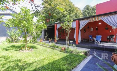 Casa 4 ambientes con parque en venta en Villa Adelina