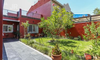 Casa 4 ambientes con parque en venta en Villa Adelina