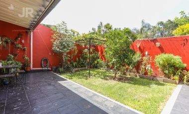 Casa 4 ambientes con parque en venta en Villa Adelina
