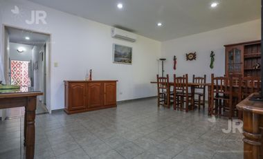Casa 4 ambientes con parque en venta en Villa Adelina