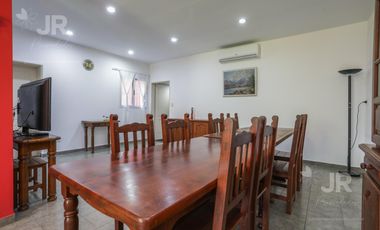 Casa 4 ambientes con parque en venta en Villa Adelina
